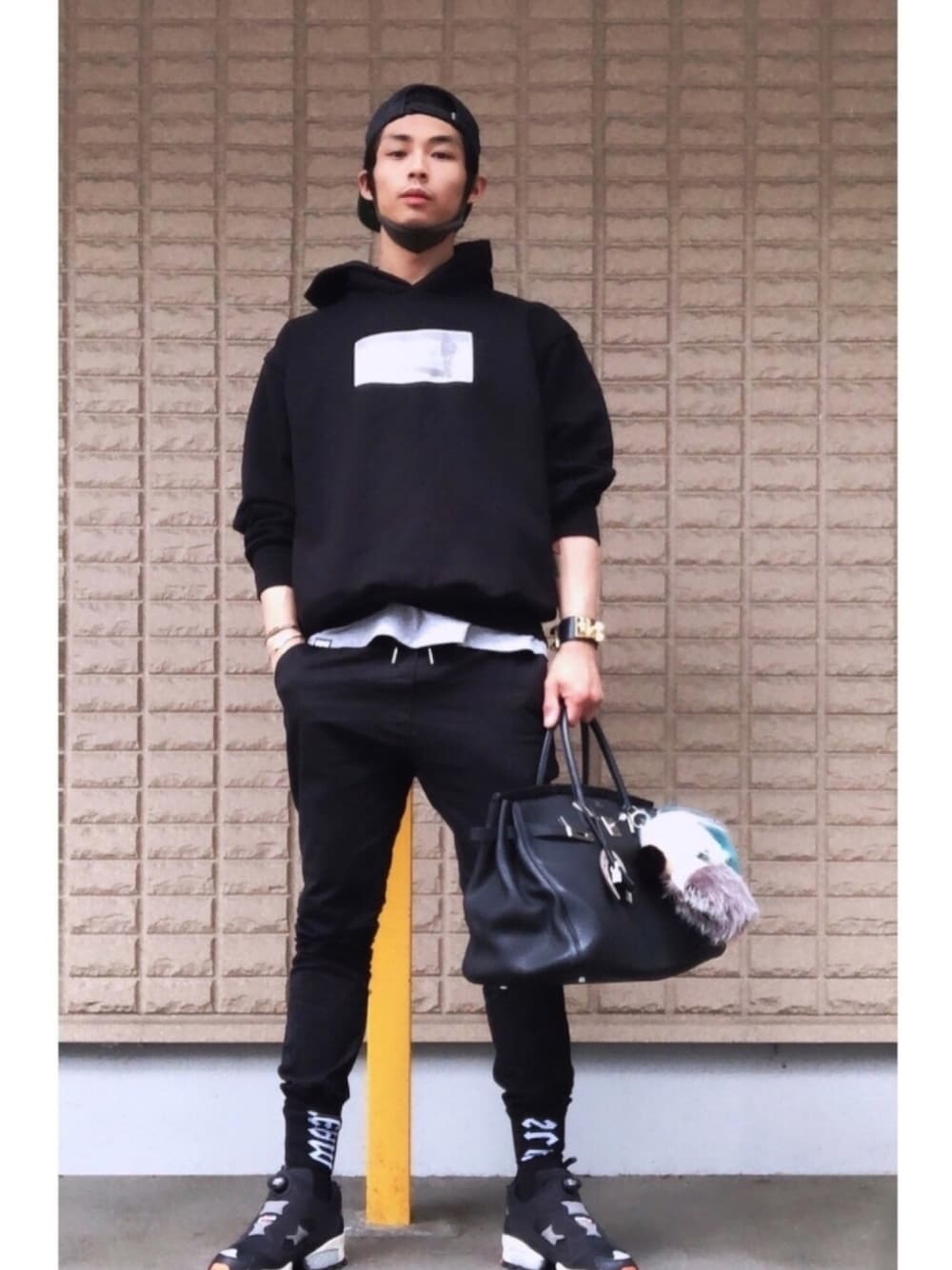 「春夏コーデ、今日のコーデ、シンプル、スニーカー、カジュアルコーデ、ストリート、SENSEOFPLACE、キャップ」｜「HERMESのアイテム（ブレスレット、ブラック系）」を使った、Salon Camouflageさん（メンズ・176cm）の春コーディネートの1枚目の写真