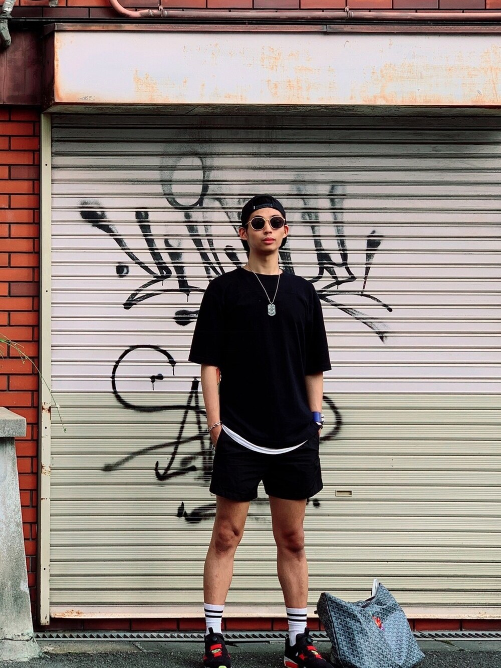 「夏コーデ、オールブラック、ブラックコーデ、ストリート、outfit、ootd、シンプル、サングラス」｜「HERMESのアイテム（ブレスレット、ブルー系）」を使った、Salon Camouflageさん（メンズ・176cm）の夏コーディネートの1枚目の写真