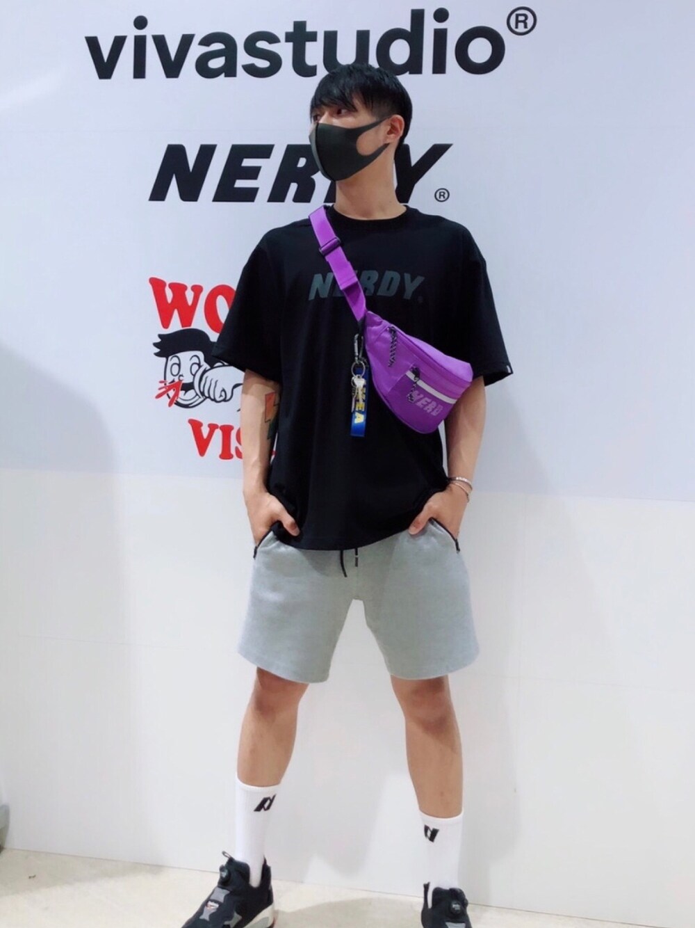「Tシャツ、ootd、シンプルコーデ、ストリートコーデ、プリントT、春コーデ」｜「NERDYのNERDY Tone One Tone Logo 1/2 Sleeve T-shiirt ノルディー トーン オン トーン ロゴ1/2　スリーブティーシャツ（Tシャツ/カットソー、ブラック系）」を使った、Salon Camouflageさん（メンズ・176cm）の夏コーディネートの1枚目の写真