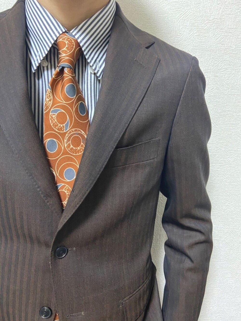 「春スーツ、仕事服、こなれ感、シャレスーツ、スーツスタイル」｜「THE SUIT COMPANYのアイテム（スーツジャケット、ブラウン系）」を使った、T'Tさん（メンズ・167cm）の冬コーディネートの1枚目の写真
