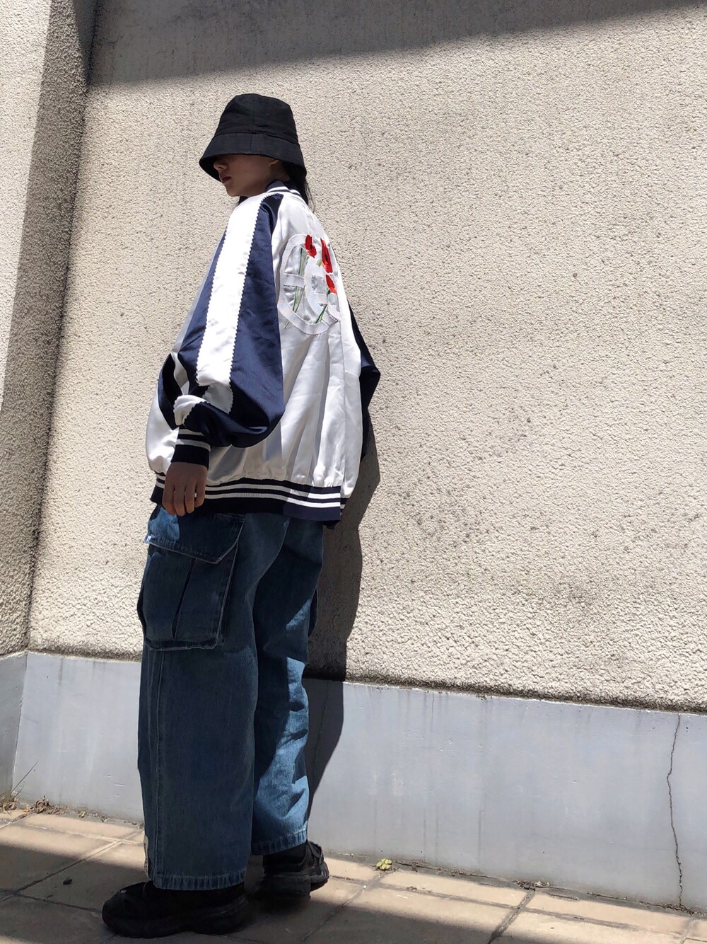 「ootd、街头搭配、休闲、复古、国潮、日系极简、oversize」｜「ekcのアイテム（その他アウター、ブルー系）」を使った、邋遢小叽さん（レディース・160cm）の秋コーディネートの1枚目の写真