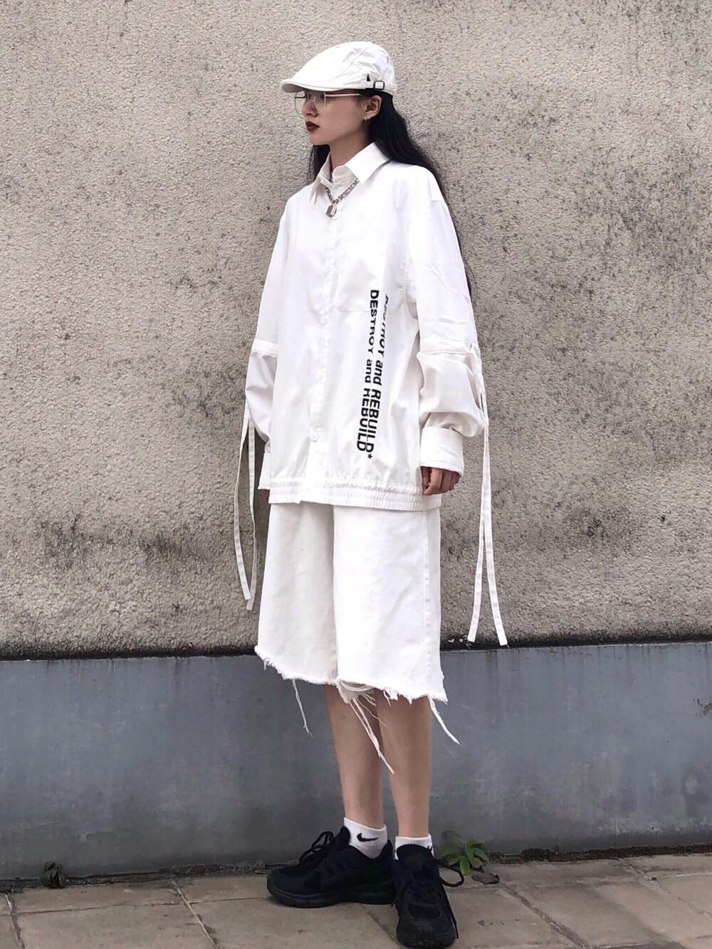 「ootd、日系极简、oversize、基础款、黑白搭配、通勤穿搭」｜「les fortestのアイテム（カーゴパンツ、ホワイト系）」を使った、邋遢小叽さん（レディース・160cm）の秋コーディネートの1枚目の写真