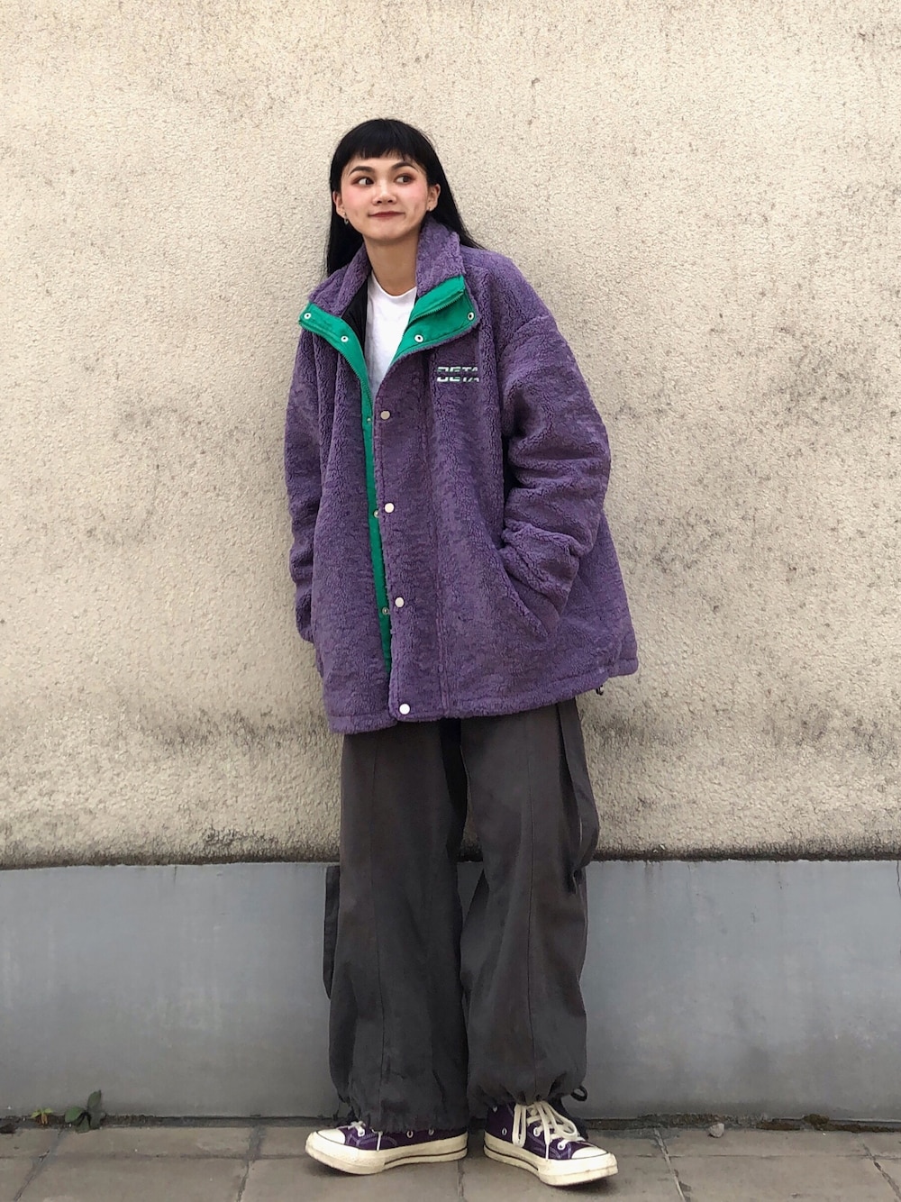 「街头搭配、国潮、oversize、工装裤、盐系风格」｜「CONVERSEのアイテム（その他シューズ、パープル系）」を使った、邋遢小叽さん（レディース・160cm）の秋コーディネートの1枚目の写真