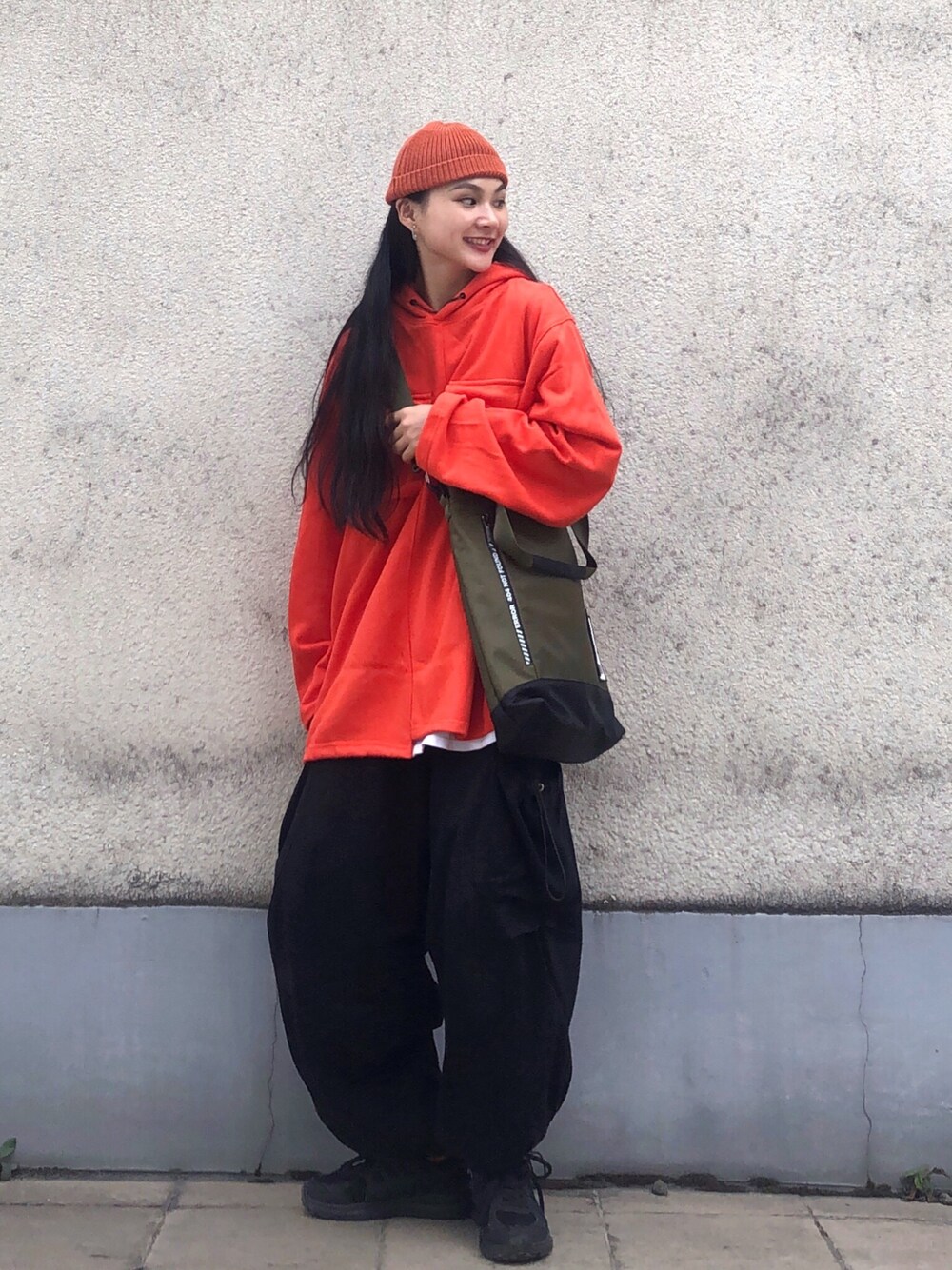 「街头搭配、休闲、基础款、盐系风格」｜「UNIQLOのアイテム（チノパンツ、ブラック系）」を使った、邋遢小叽さん（レディース・160cm）の秋コーディネートの1枚目の写真