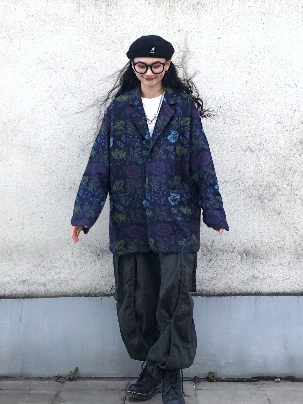 「ootd、休闲、复古、国潮、日系极简、oversize、工装裤、韩系」｜「暴力杂货のアイテム（ブーツ、ブラック系）」を使った、邋遢小叽さん（レディース・160cm）の冬コーディネートの1枚目の写真