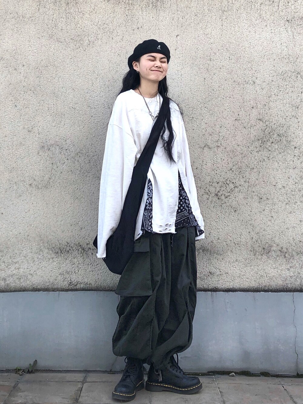 「ootd、休闲、国潮、日系极简、oversize、基础款、工装裤、黑白搭配、通勤穿搭」｜「暴力杂货のアイテム（ブーツ、ブラック系）」を使った、邋遢小叽さん（レディース・160cm）の冬コーディネートの1枚目の写真