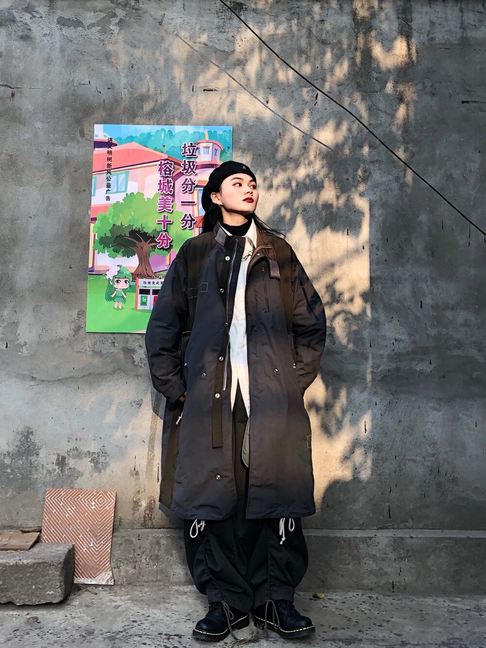 「ootd、街头搭配、休闲、国潮、日系极简、oversize、基础款、工装裤、男友风、黑白搭配」｜「暴力杂货のアイテム（ブーツ、ブラック系）」を使った、邋遢小叽さん（レディース・160cm）の冬コーディネートの1枚目の写真
