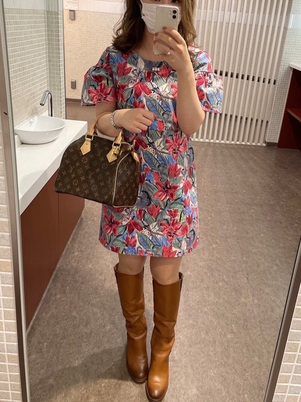 その他のワンピース/ドレス、ブラウン系のブーツ、ブラウン系のボストンバッグを着用したレディースの春コーディネートの1枚目の写真