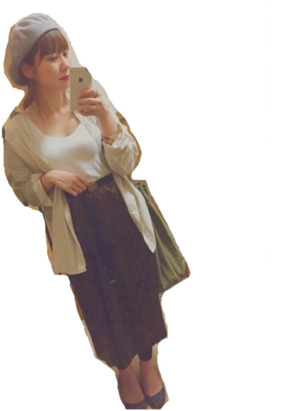 ブラウン系のスカート、ベージュ系のシャツ/ブラウス、ホワイト系のタンクトップを着用したレディースの夏コーディネートの1枚目の写真