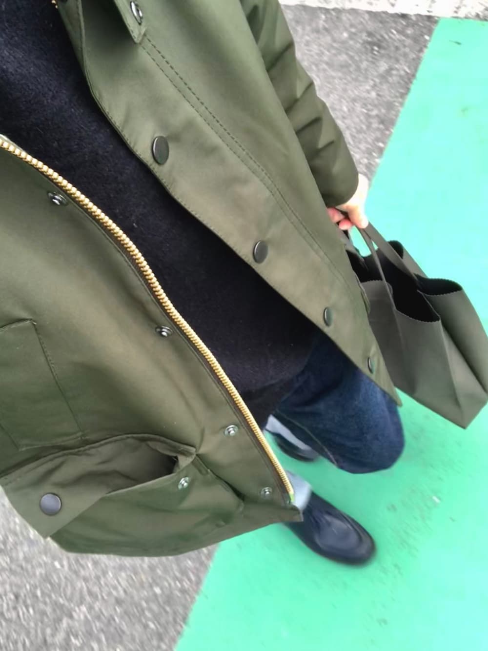 グリーン系のブルゾン、ブルー系のブーツを着用したメンズの冬コーディネートの1枚目の写真