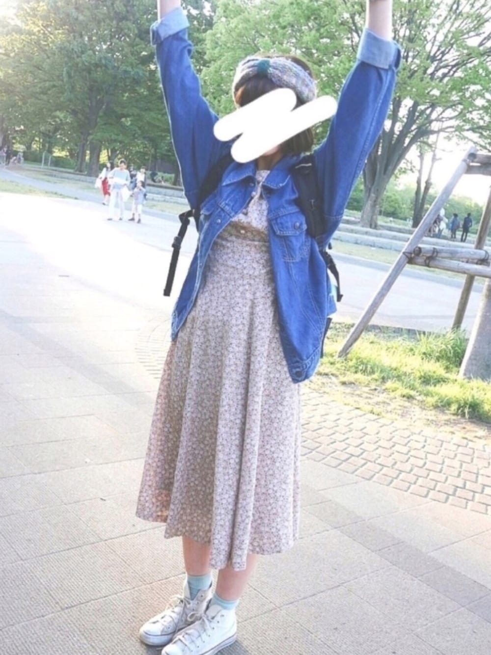「ジージャン、古着ワンピース、花柄ワンピース、春コーデ、古着コーデ、ヴィンテージ、バックパック」｜「usedの花柄ロングワンピース（ワンピース、ベージュ系）」を使った、rururuさん（レディース・160cm）の冬コーディネートの1枚目の写真