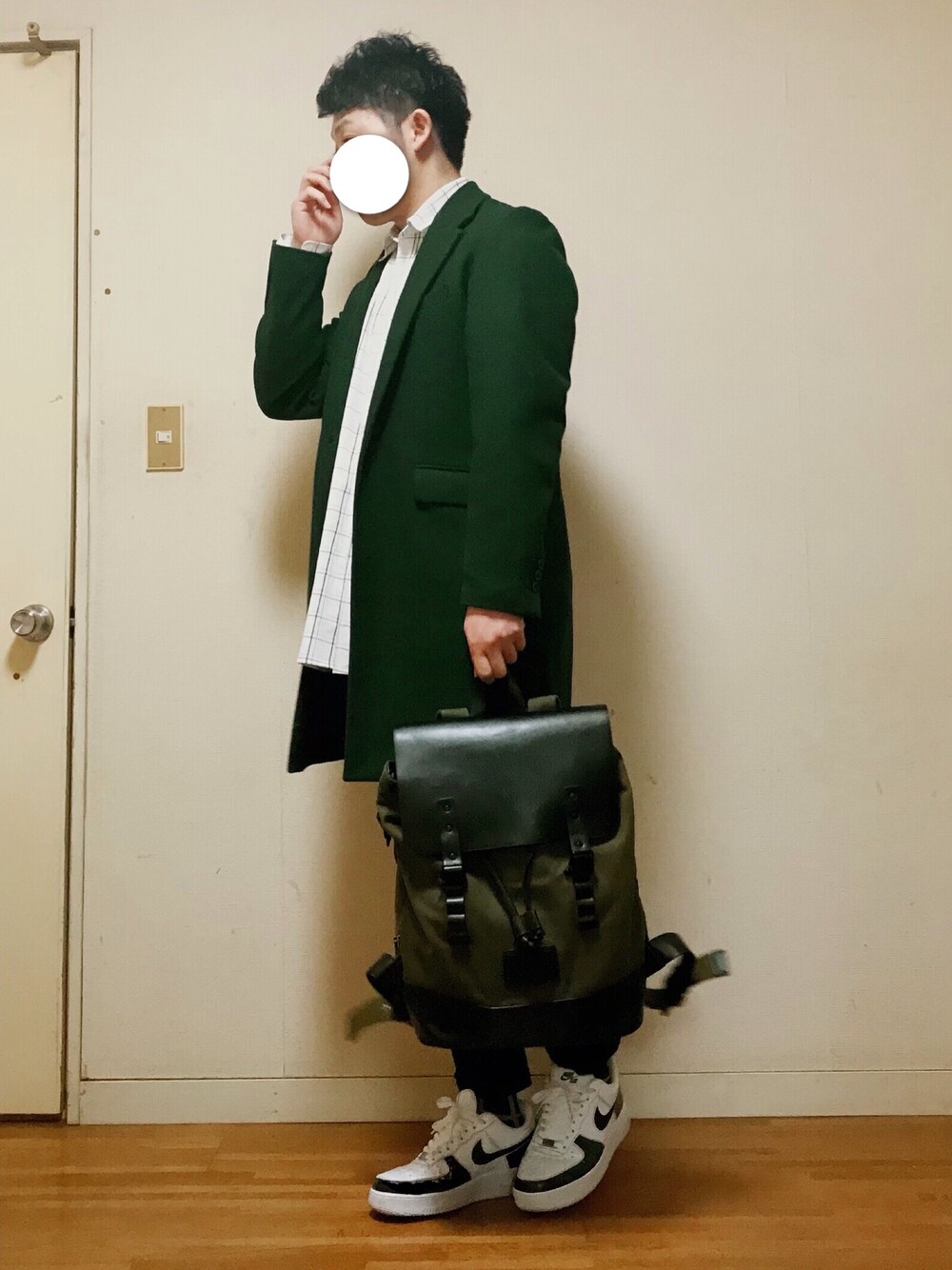 「春、ビックシルエット、ユニクロ、チェスターコート、シャツスタイル、グリーン、スニーカー、ブラック」｜「SENSE OF PLACE by URBAN RESEARCHのチェスターコート（チェスターコート、グリーン系）」を使った、PONさん（メンズ・178cm）の春コーディネートの1枚目の写真