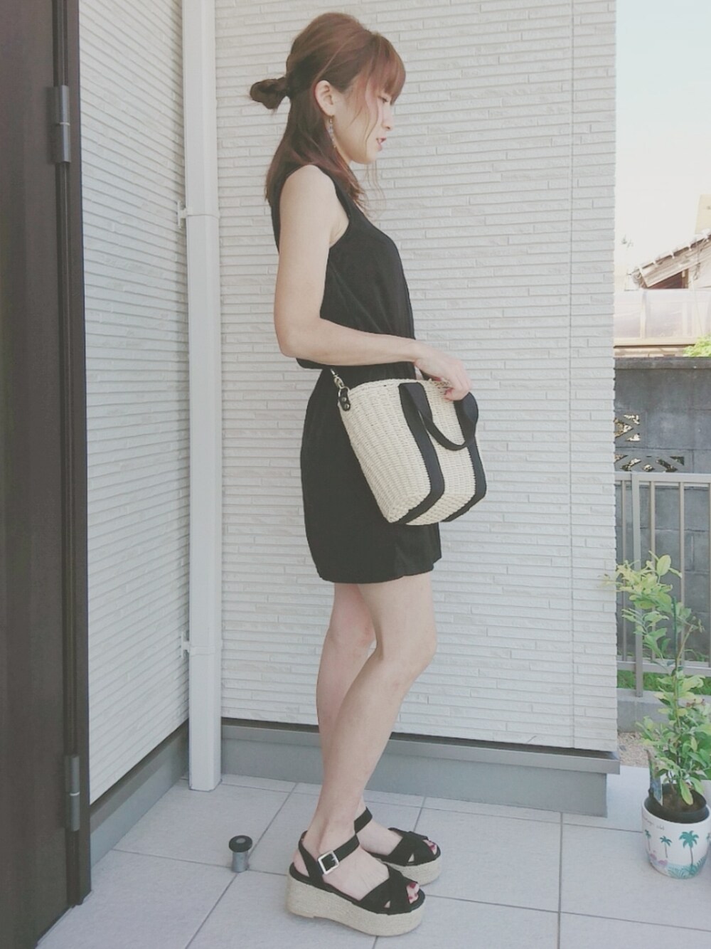「大人カジュアル、サンダル、かごバッグ、ootd、outfit、黒ワンピ、お団子ヘアー、ヘアアレンジ」｜「EGOISTのアイテム（ワンピース、ブラック系）」を使った、ちーちゃんさん（レディース・153cm）の夏コーディネートの1枚目の写真