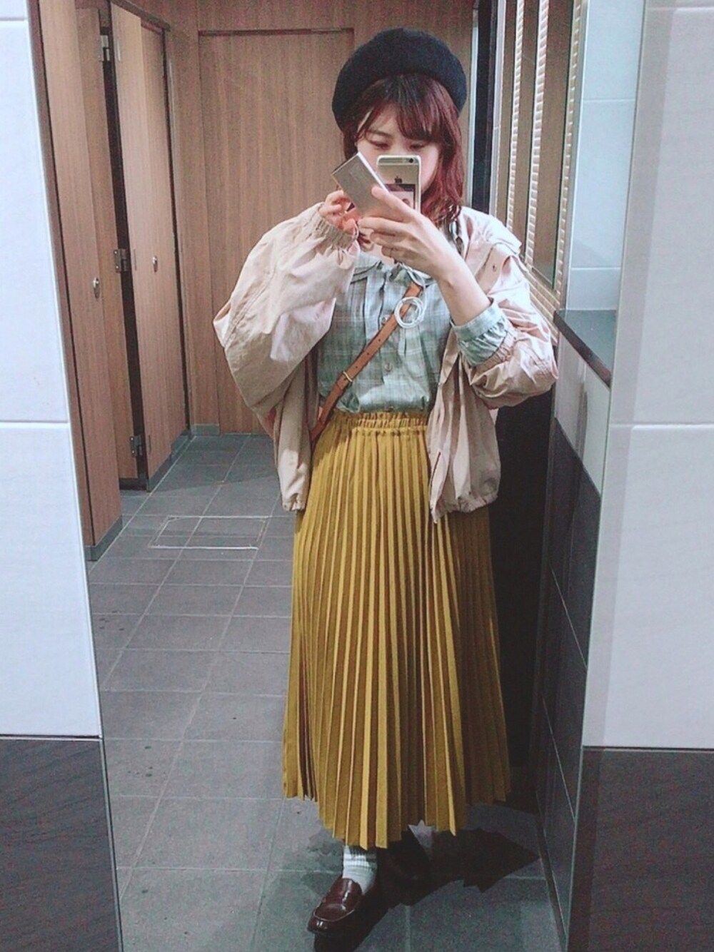 「秋服、秋、大人カジュアル、休日スタイル、大人コーデ、スカート、プリーツスカート、ラブアンドピース2019、秋デート、チェック柄に恋してる」｜「earth music&ecologyのTRプリーツスカート（スカート、イエロー系）」を使った、るみりんさん（レディース・156cm）の秋コーディネートの1枚目の写真