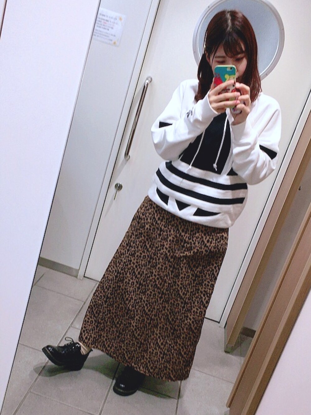 「大人カジュアル、楽チンコーデ、パーカー、レオパード、adidas、パーカーコーデ、カジュアル、レオパードスカート、ootd、ラフ」｜「adidasのビッグ トレフォイル パーカー [BIG TREFOIL HOODIE] アディダスオリジナルス（パーカー、ホワイト系）」を使った、るみりんさん（レディース・156cm）の冬コーディネートの1枚目の写真