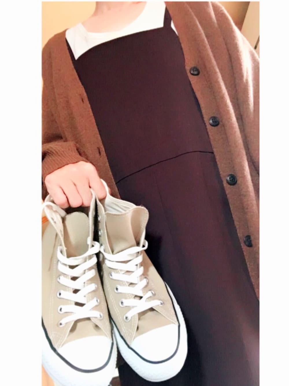 「サロペットスカート、UNIQLO、秋のブラウンスタイル、秋コーデ、スポーツMIX'18秋、コンバース、カーディガン、秋冬」｜「UNIQLOのウールVネックカーディガン（長袖）（カーディガン/ボレロ、ブラウン系）」を使った、keroyonさん（レディース・157cm）の秋コーディネートの1枚目の写真
