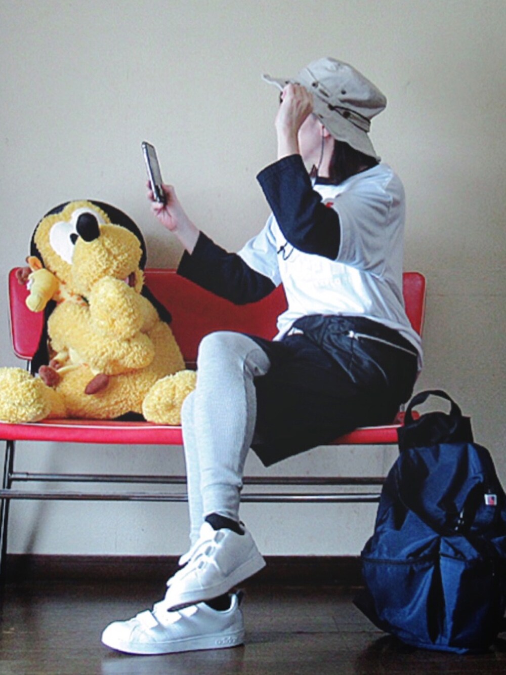 ホワイト系のTシャツ/カットソー、ブルー系のパンツ、ホワイト系のスニーカーを着用したレディースの秋コーディネートの1枚目の写真