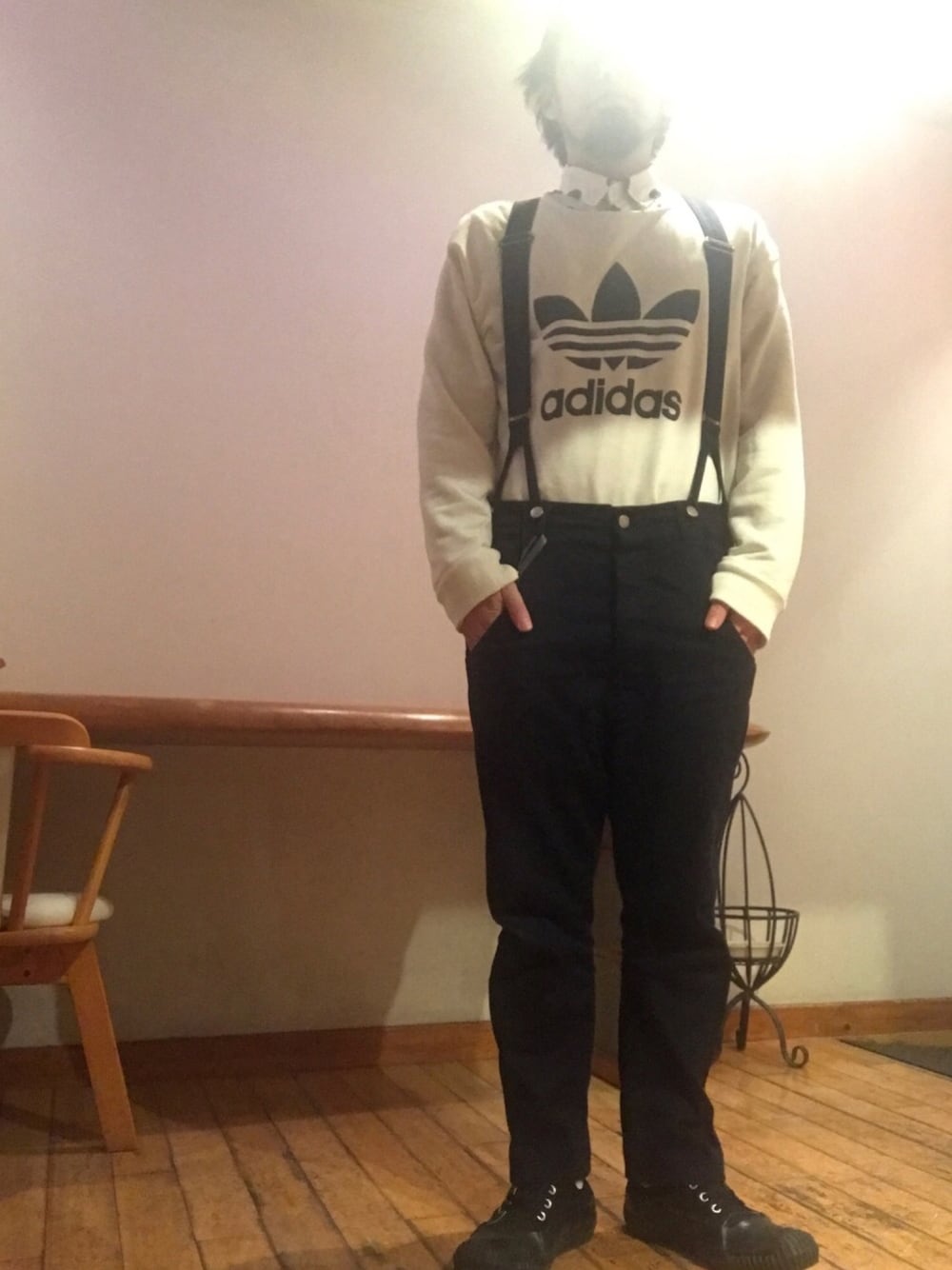 「シンプル、トレーナー、adidas、converse、白、黒」｜「CONVERSEのアイテム（スニーカー、ブラック系）」を使った、MASAさん（メンズ・167cm）の冬コーディネートの1枚目の写真