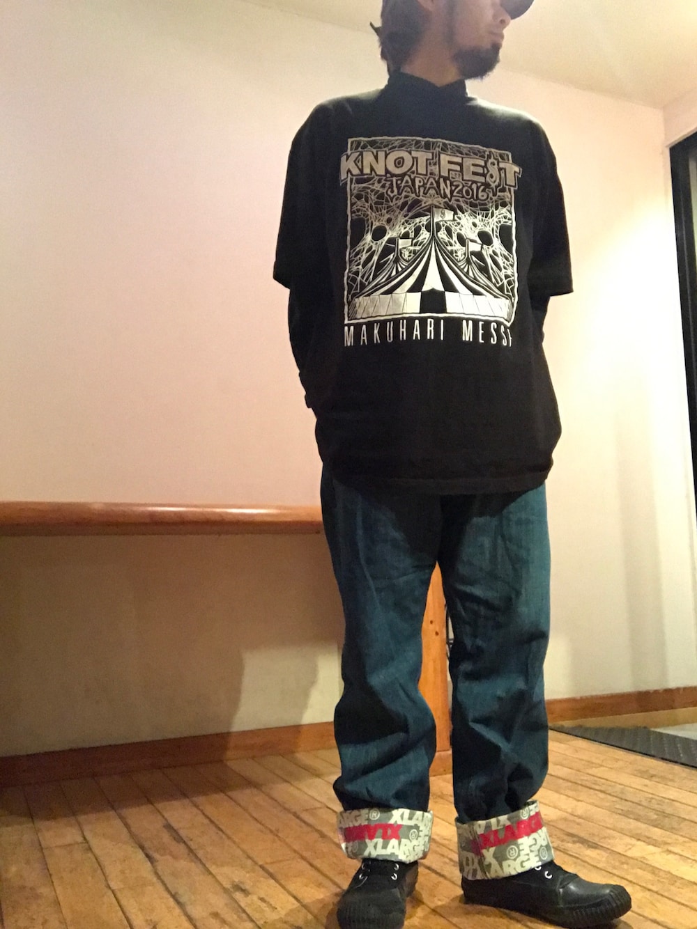 「KNOTFEST、slipknot、SiM、coldrain、フェスTシャツ、黒、シンプル、XLARGE、オーバーサイズ、音楽で繋がる」｜「XLARGEのアイテム（デニムパンツ、ブルー系）」を使った、MASAさん（メンズ・167cm）の冬コーディネートの1枚目の写真