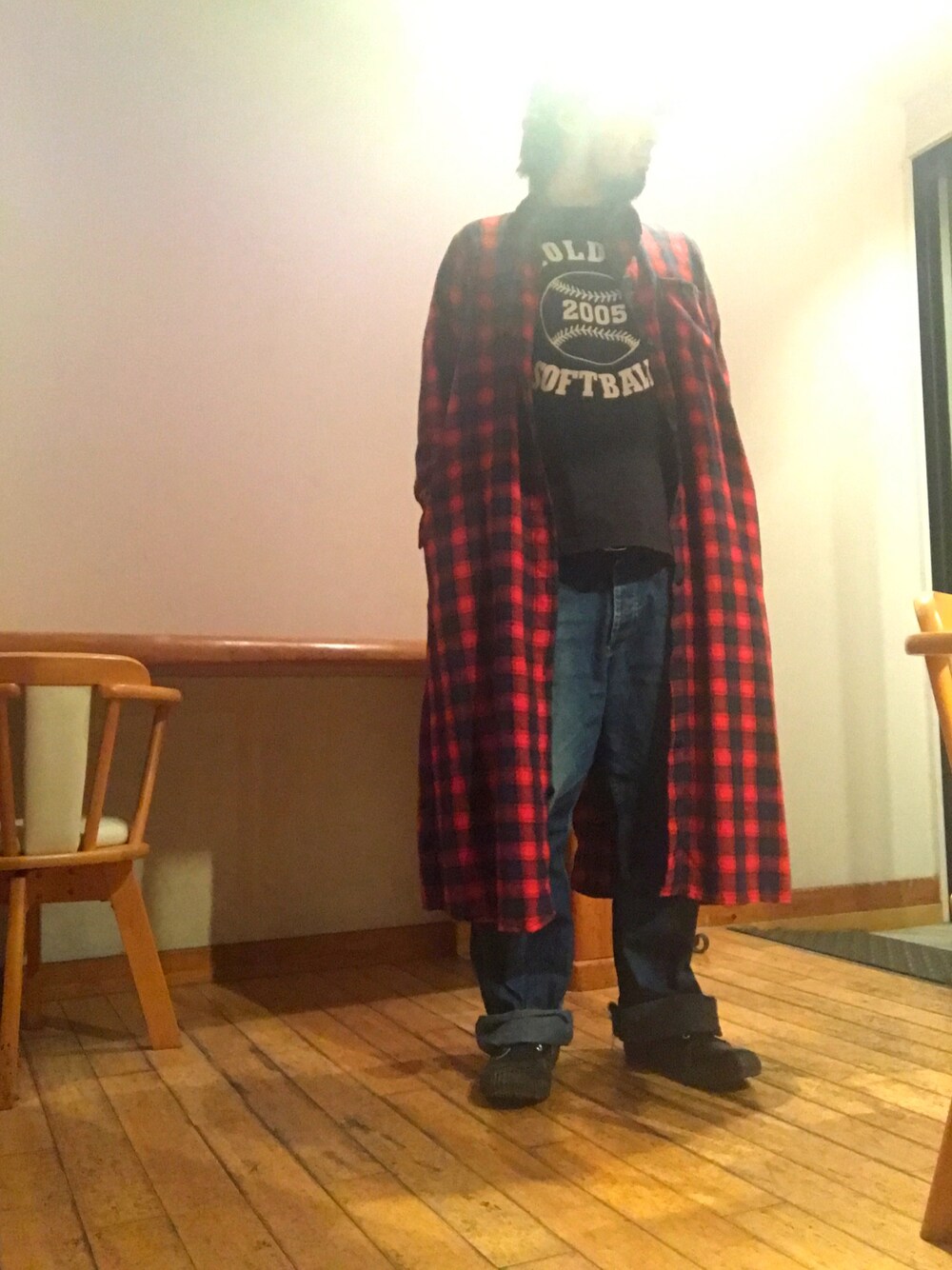 「シンプル、Tシャツ、デニムパンツ、チェックシャツ、古着、used、リメイク、赤×黒、オーバーサイズ、UNIQLO」｜「Re:makeのアイテム（ジャケット/アウター、レッド系）」を使った、MASAさん（メンズ・167cm）の冬コーディネートの1枚目の写真