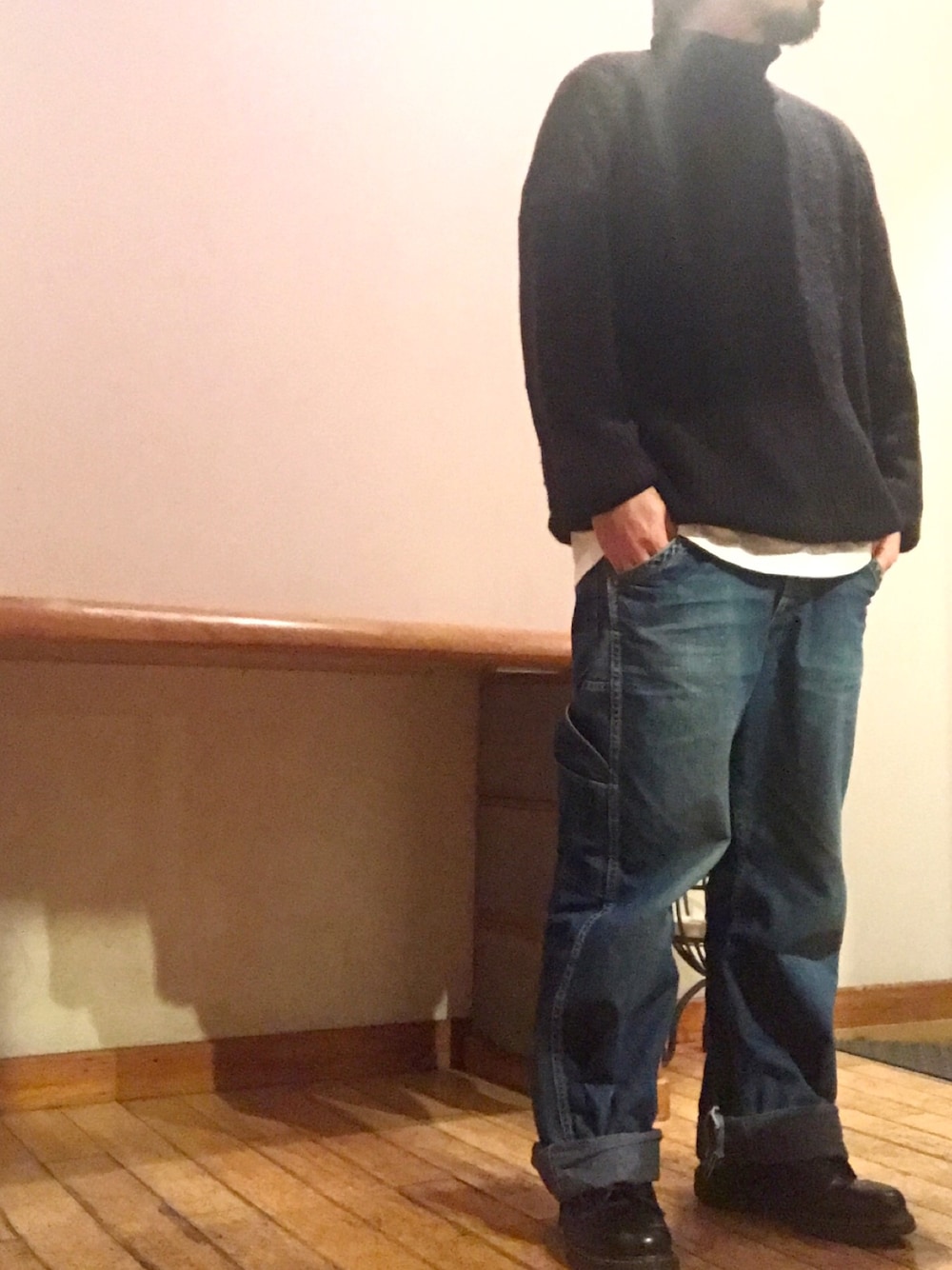 「シンプル、黒、ニット、ビックシルエット、デニム、LEE、オーバーサイズ、Dr.Martens、冬」｜「Dr. MartensのDr.Martens / 1460 8EYEBOOT_mtn（ブーツ、ブラック系）」を使った、MASAさん（メンズ・167cm）の冬コーディネートの1枚目の写真