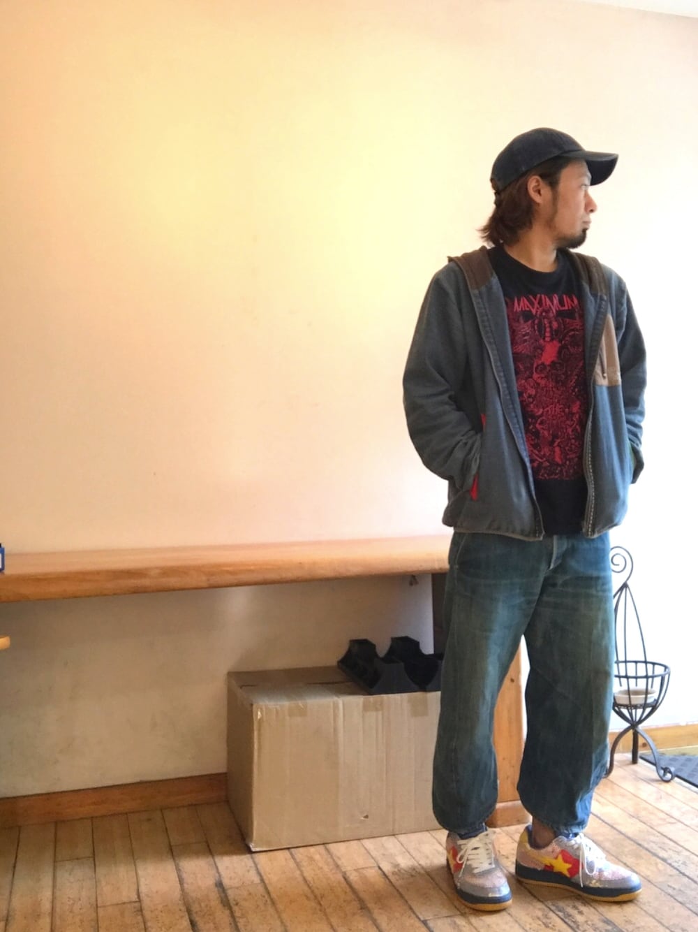 「シンプル、カジュアルコーデ、Levi's、デニムパンツ、bapesta、南越谷、越谷レイクタウン、バンドT」｜「BAPESTAのアイテム（スニーカー、ブルー系）」を使った、MASAさん（メンズ・167cm）の春コーディネートの1枚目の写真