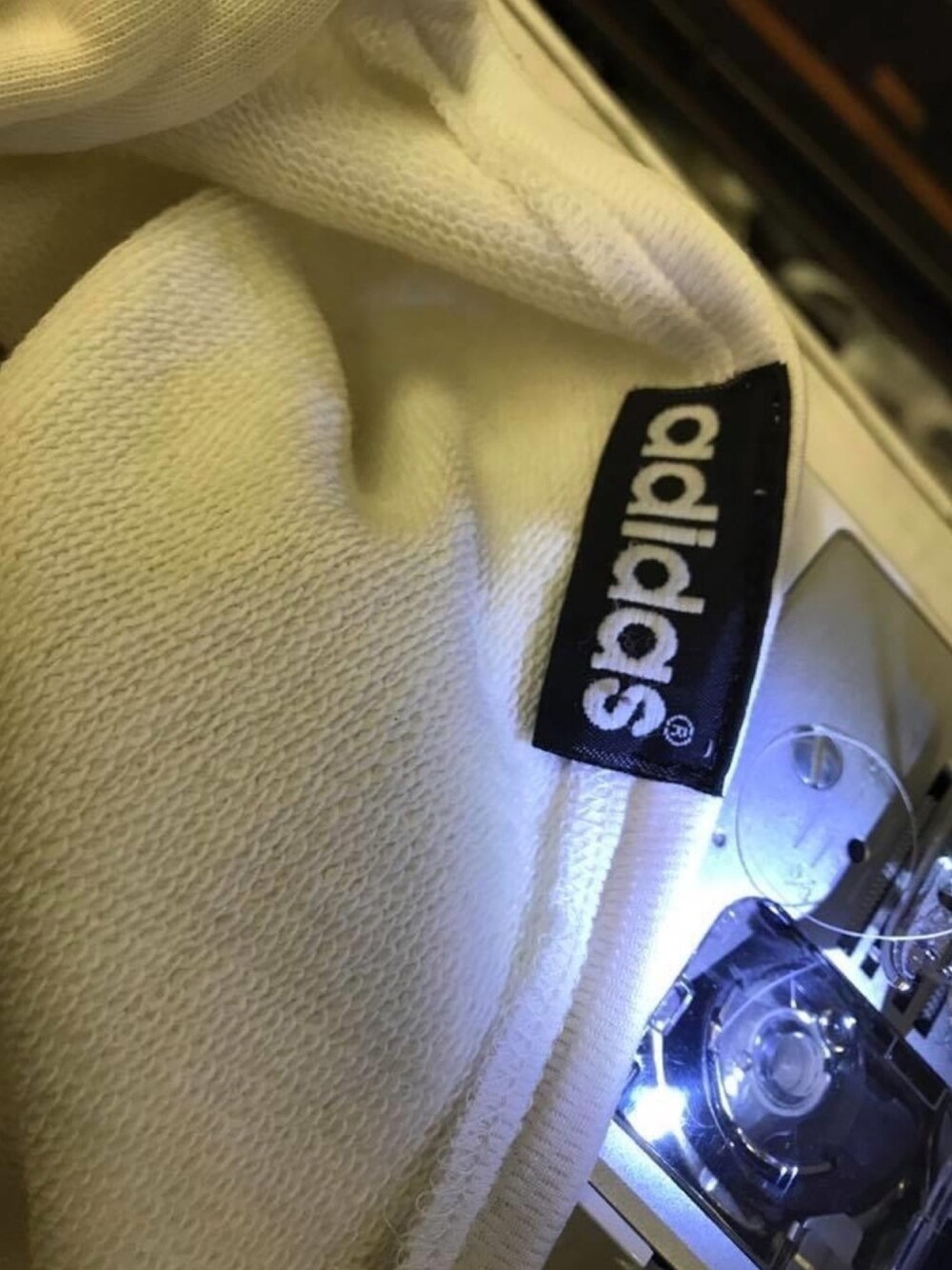 「アディダス、シンプルコーデ、ビッグシルエット、おしゃれさんと繋がりたい、Tシャツ、リメイク、再構築、カスタム、南越谷、越谷レイクタウン」｜「adidasのアイテム（スウェット、ホワイト系）」を使った、MASAさん（メンズ・167cm）の夏コーディネートの1枚目の写真
