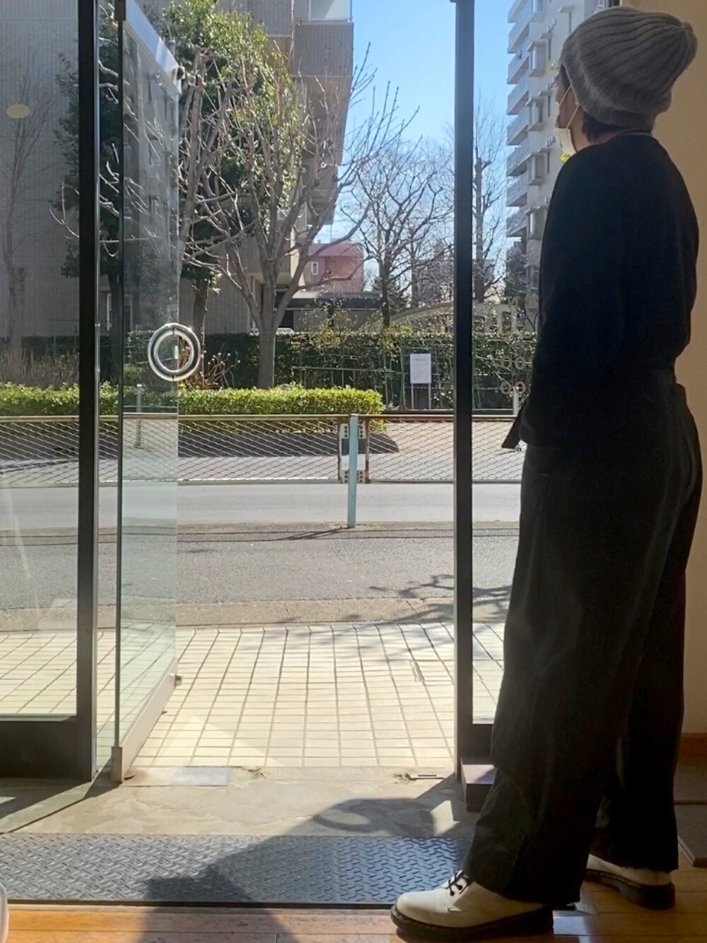 「メンズファッション、シンプルコーデ、今日のコーデ、スウェット、プチプラ、冬、ワイドパンツ、相互フォロー、ドクターマーチン、おひさしぶりの投稿」｜「Dr. Martensのアイテム（ブーツ、ホワイト系）」を使った、MASAさん（メンズ・167cm）の冬コーディネートの1枚目の写真
