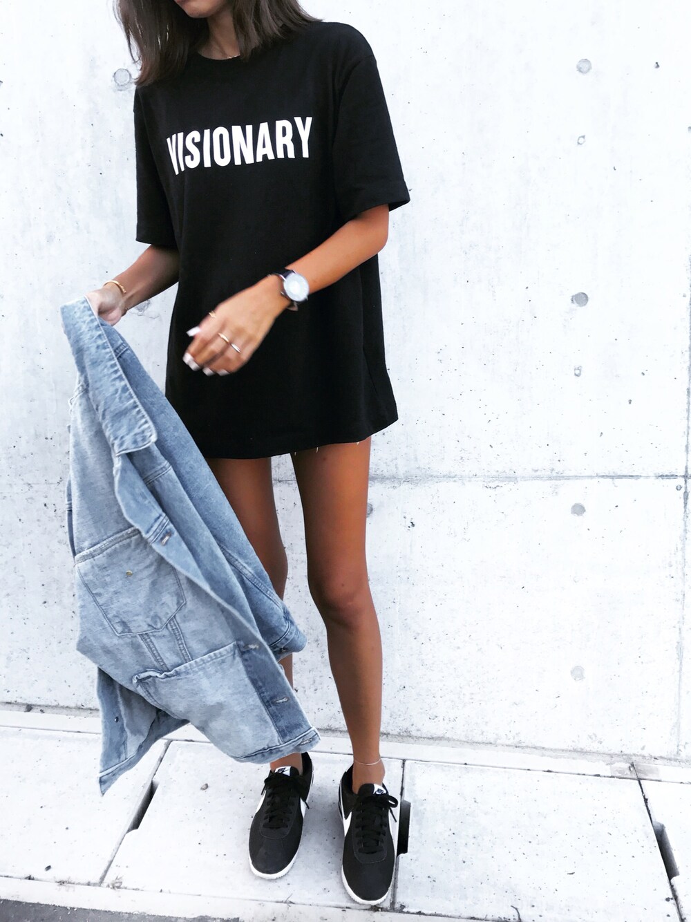 「シンプル、カジュアルコーデ、ブラック、ブラックコーデ、デニムジャケット、オーバーサイズ、Tシャツワンピ」｜「Bershkaのアイテム（Tシャツ/カットソー、ブラック系）」を使った、ｋａｎａさん（レディース・166cm）の秋コーディネートの1枚目の写真