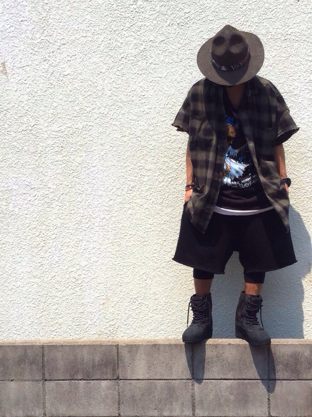 「夏コーデ、カジュアル、ストリート、yeezy950、ロックT、バンT」｜「adidas Originalsのアイテム（スニーカー、ブラック系）」を使った、YUUさん（メンズ・168cm）の春コーディネートの1枚目の写真