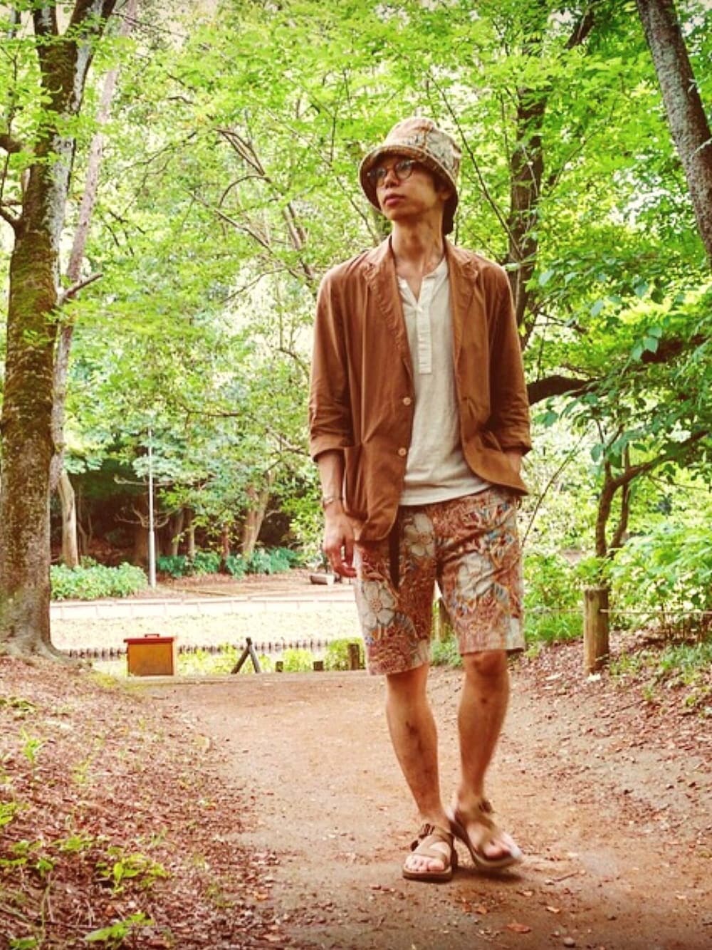 「夏コーデ、サンダル、ショーツ、花柄、chaco、ジャケット、ハーフパンツ、バケットハット」｜「AURALEEのアイテム（テーラードジャケット、ブラウン系）」を使った、きゅーさん（メンズ・175cm）の夏コーディネートの1枚目の写真