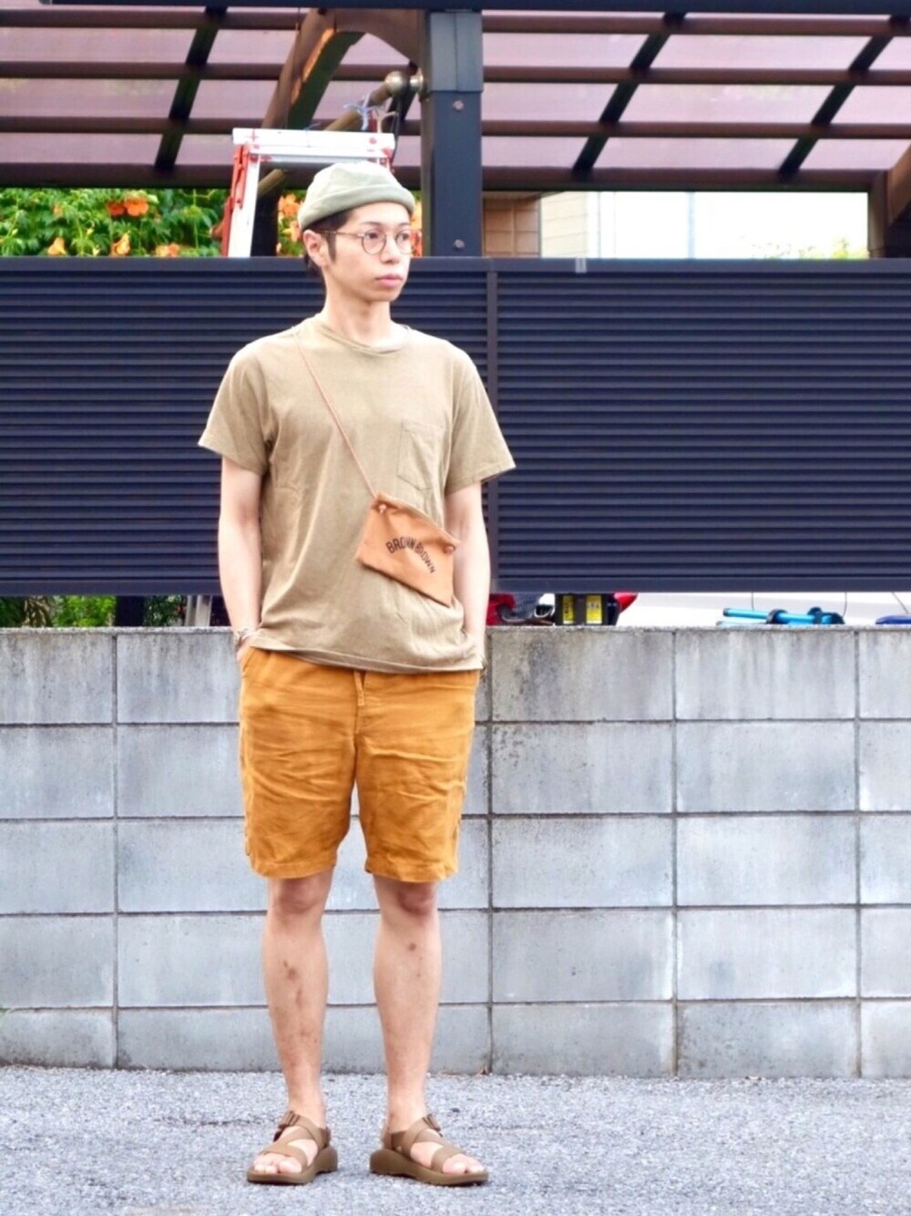 「夏コーデ、シンプル、休日スタイル、サンダル、Tシャツ、chaco、無地T、大人コーデ、ショーツ、サコッシュ」｜「Engineered Garmentsのアイテム（Tシャツ/カットソー、ブラウン系）」を使った、きゅーさん（メンズ・175cm）の夏コーディネートの1枚目の写真