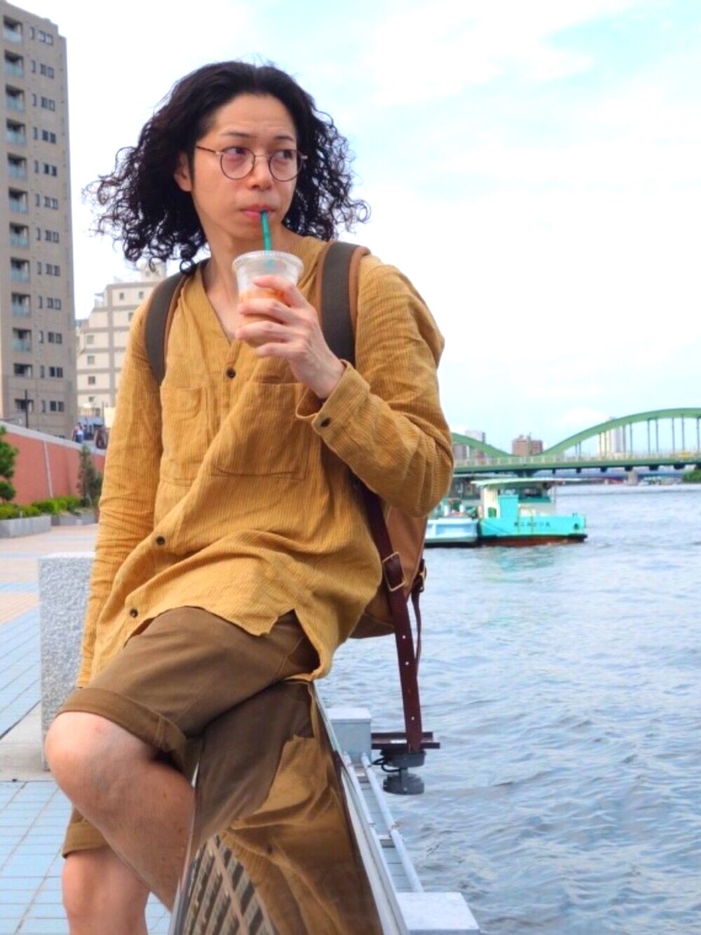 「ゆるコーデ、summer、ハーフパンツ、リネン、リュック、ラフ、アースカラー、めがね、ブラウン」｜「YANTORのアイテム（シャツ/ブラウス、イエロー系）」を使った、きゅーさん（メンズ・175cm）の夏コーディネートの1枚目の写真