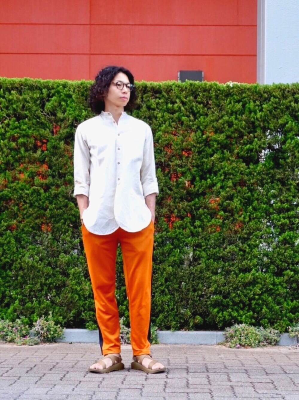 「シンプルスタイル、シャツスタイル、夏コーデ、メガネ男子、トラックパンツ、白シャツ、ジャージ、サンダル、オトナカジュアル、ラインパンツ」｜「FRANK LEDERのFRANK LEADER / フランクリーダー :  VINTAGE BEDLINEN NO CLLAR（シャツ/ブラウス、ホワイト系）」を使った、きゅーさん（メンズ・175cm）の夏コーディネートの1枚目の写真