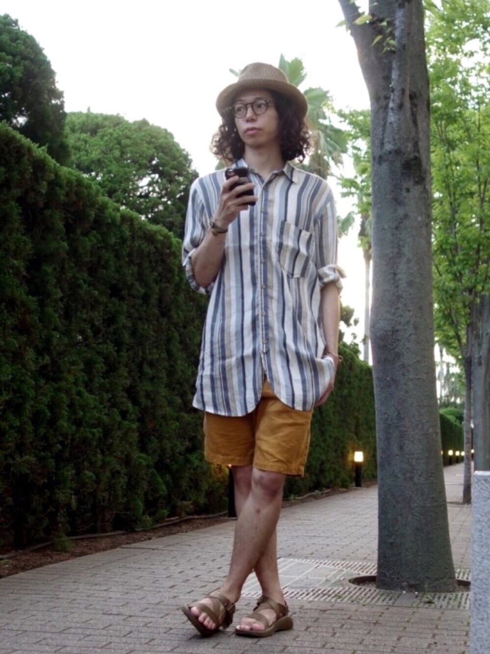 「夏コーデ、休日スタイル、summer、スポーツサンダル、夏、chaco、ハーフパンツ、ロングシャツ、大人カジュアル、麦わら帽子」｜「Chacoの【FUDGE5月号掲載】Chaco×BEAMS / 40th別注 Z1 COYOTE（サンダル、ベージュ系）」を使った、きゅーさん（メンズ・175cm）の夏コーディネートの1枚目の写真