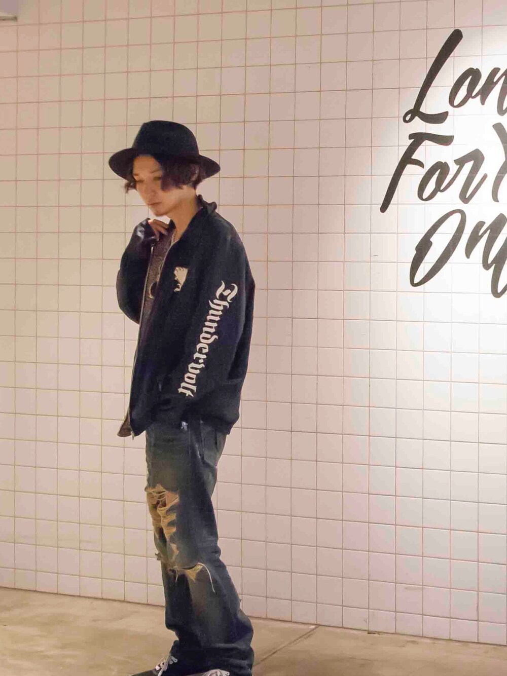 「ストリート服が好き、大人カジュアル、ダメージデニムパンツ、ハット、デニム、ネイバーフッド、glamb、大人コーデ、秋のコーデ」｜「ROJITHAのアイテム（その他、その他）」を使った、森平 祐介さん（メンズ・171cm）の秋コーディネートの1枚目の写真