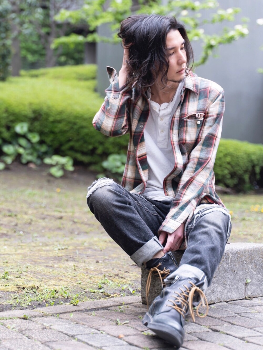 「チェックシャツ、春、休日スタイル、アースカラー、ダメージデニムパンツ、ヘンリーネック、ブーツ、美容師、白Tシャツ、ネルシャツ」｜「glambのアイテム（シャツ/ブラウス、ブラウン系）」を使った、森平 祐介さん（メンズ・171cm）の春コーディネートの1枚目の写真