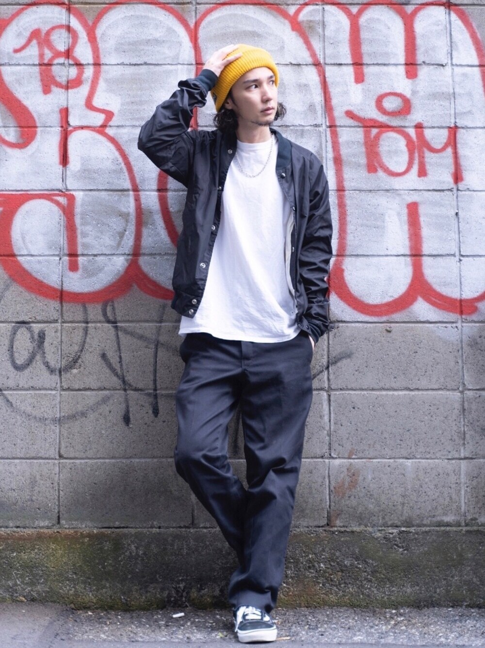 「ストリート、ブルゾン、VANS、Dickies、白Tシャツ、ニット帽、美容師、オーバーサイズ、シンプルコーデ、スケータースタイル」｜「Dickiesの【Dickies/ディッキーズ】874 オリジナルワークパンツ（その他パンツ、ブラック系）」を使った、森平 祐介さん（メンズ・171cm）の春コーディネートの1枚目の写真