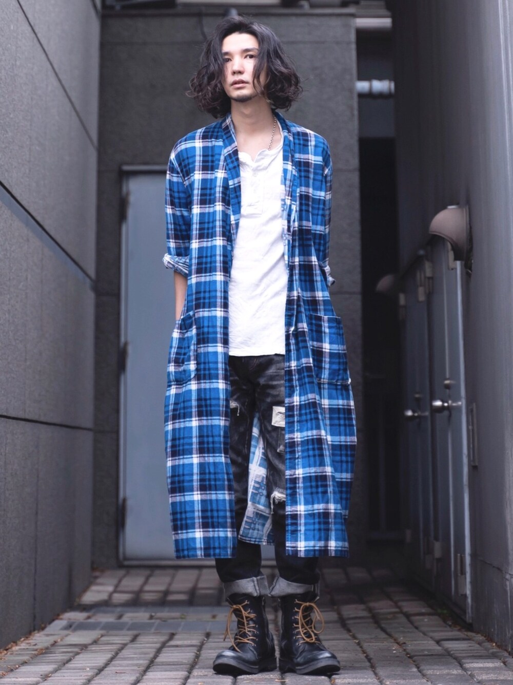 「チェックシャツ、ダメージデニムパンツ、春夏コーデ、ロングシャツ、ガウン、ブーツ、ヘンリーネック、白Tシャツ、ストリート、デニム」｜「glambのアイテム（その他トップス、ブルー系）」を使った、森平 祐介さん（メンズ・171cm）の春コーディネートの1枚目の写真