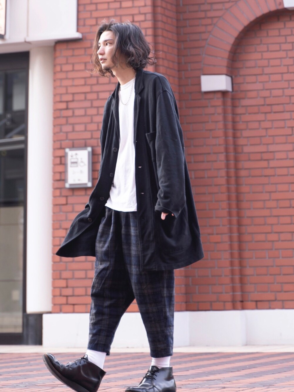 「ジャケット、チェックパンツ、白ソックス、コットンジャケット、ロングジャケット、オトナカジュアル、白Tシャツ、オーバーサイズ、黒ジャケット、革靴」｜「glambのアイテム（その他パンツ、グリーン系）」を使った、森平 祐介さん（メンズ・171cm）の春コーディネートの1枚目の写真