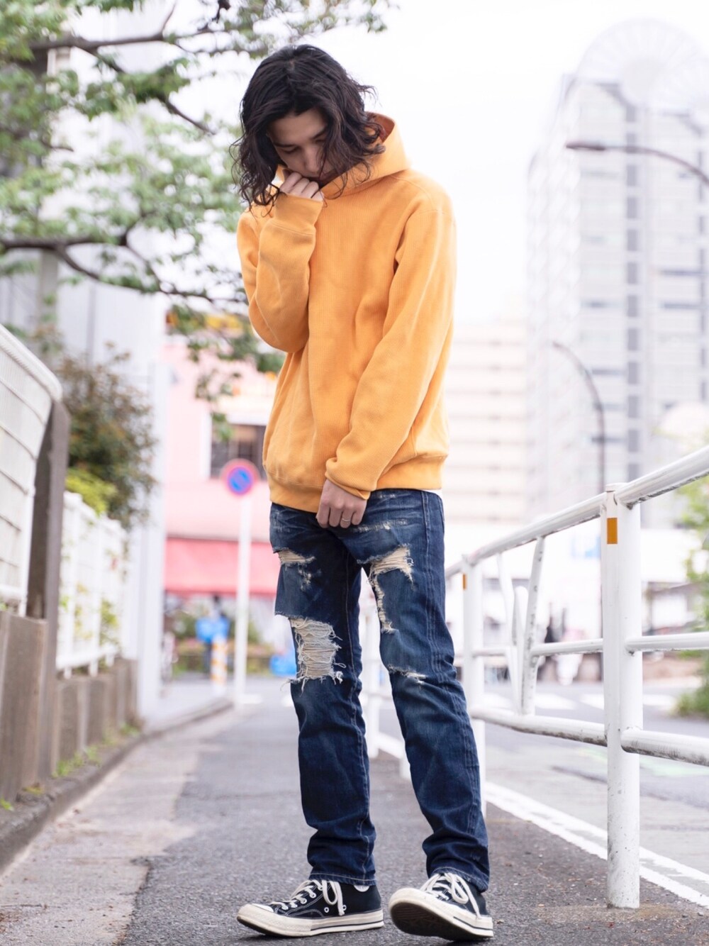 「パーカー、オレンジパーカー、ダメージデニムパンツ、コンバース、チャックテイラー、はるコーデ、シンプル、カジュアル、デニムパンツ、converse」｜「RonHerman VINTAGEのアイテム（パーカー、オレンジ系）」を使った、森平 祐介さん（メンズ・171cm）の春コーディネートの1枚目の写真