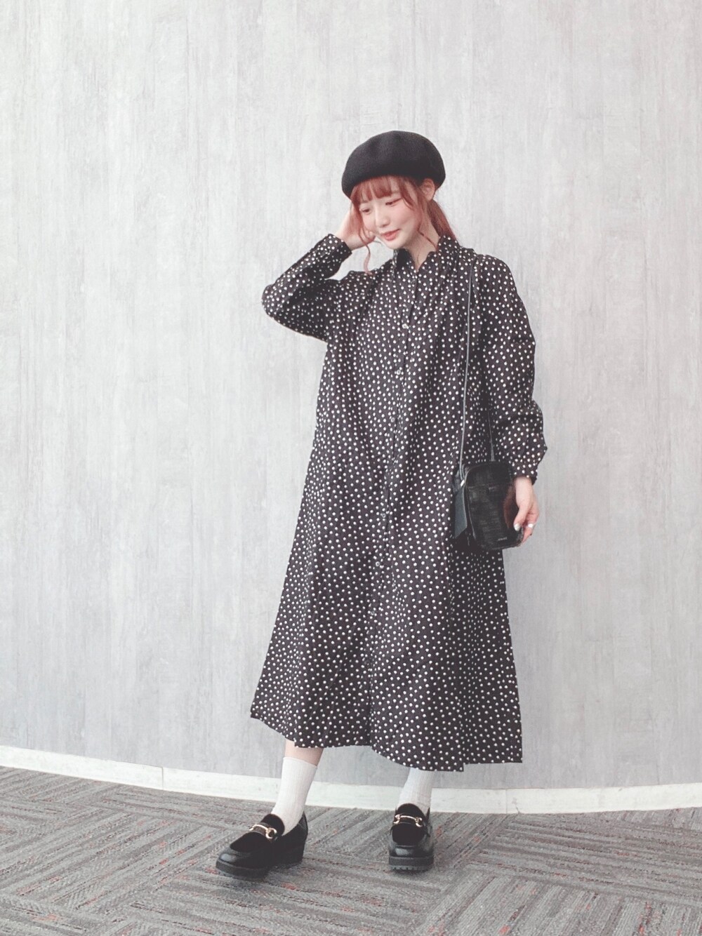 「秋コーデ、ラブアンドピース2020、今日のコーデ、ドット、秋服、大人かわいい、ワンピース、大人コーデ、ブラックコーデ、ローファー」｜「ichiの【ichi(イチ)】ドットプリントワンピース（ワンピース、ブラック系）」を使った、しぶりかさん（レディース・157cm）の秋コーディネートの1枚目の写真