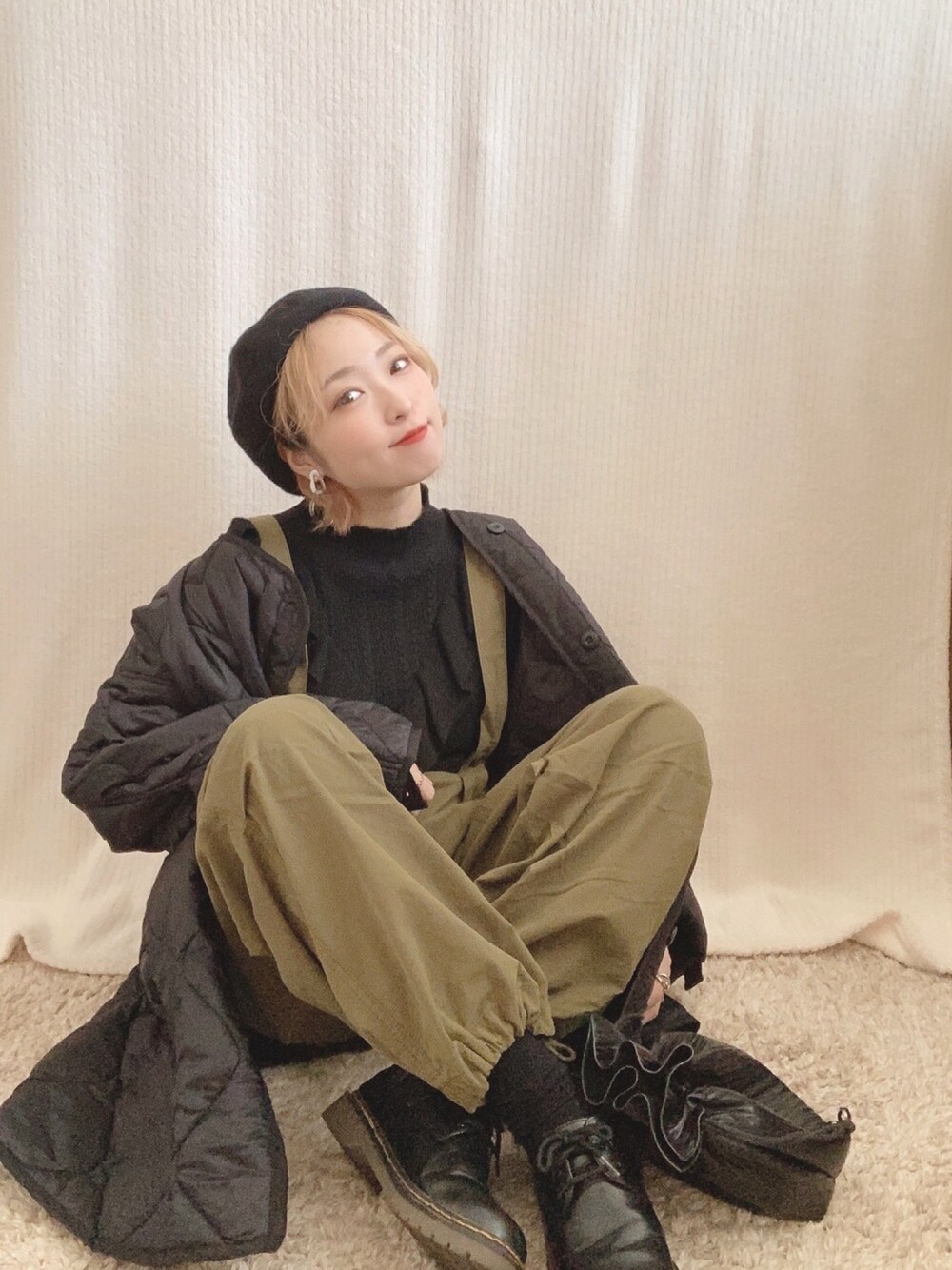 「ベレー帽、パラシュートパンツ、サロペット、カジュアル、キルティング、フリルトップス、ブラックコーデ、おしゃれさんと繋がりたい、冬コーデ」｜「MAJESTIC LEGONのVフリルケーブルニットプルオーバー（ニット/セーター、ブラック系）」を使った、enaさん（レディース・155cm）の冬コーディネートの1枚目の写真