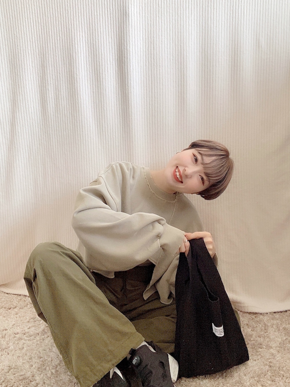 「休日スタイル、パラシュートパンツ、ミニタリー、スウェット、短丈トップス、スニーカーコーデ、春コーデ」｜「WHO'S WHO galleryのセパレート裏毛トップス（スウェット、ベージュ系）」を使った、enaさん（レディース・155cm）の冬コーディネートの1枚目の写真