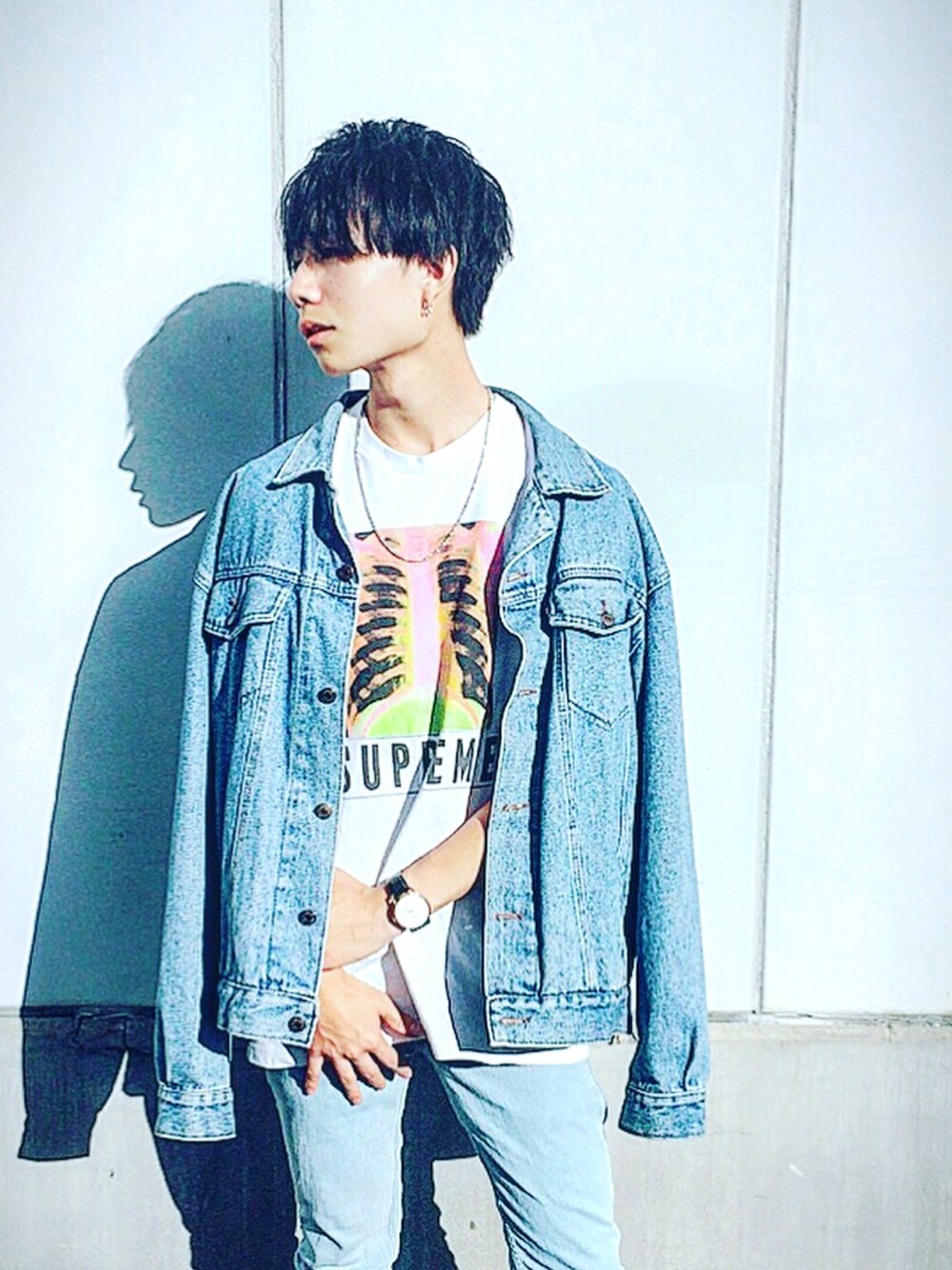 ホワイト系のTシャツ/カットソー、ブルー系のデニムジャケット、ホワイト系のアナログ腕時計を着用したメンズの秋コーディネートの1枚目の写真