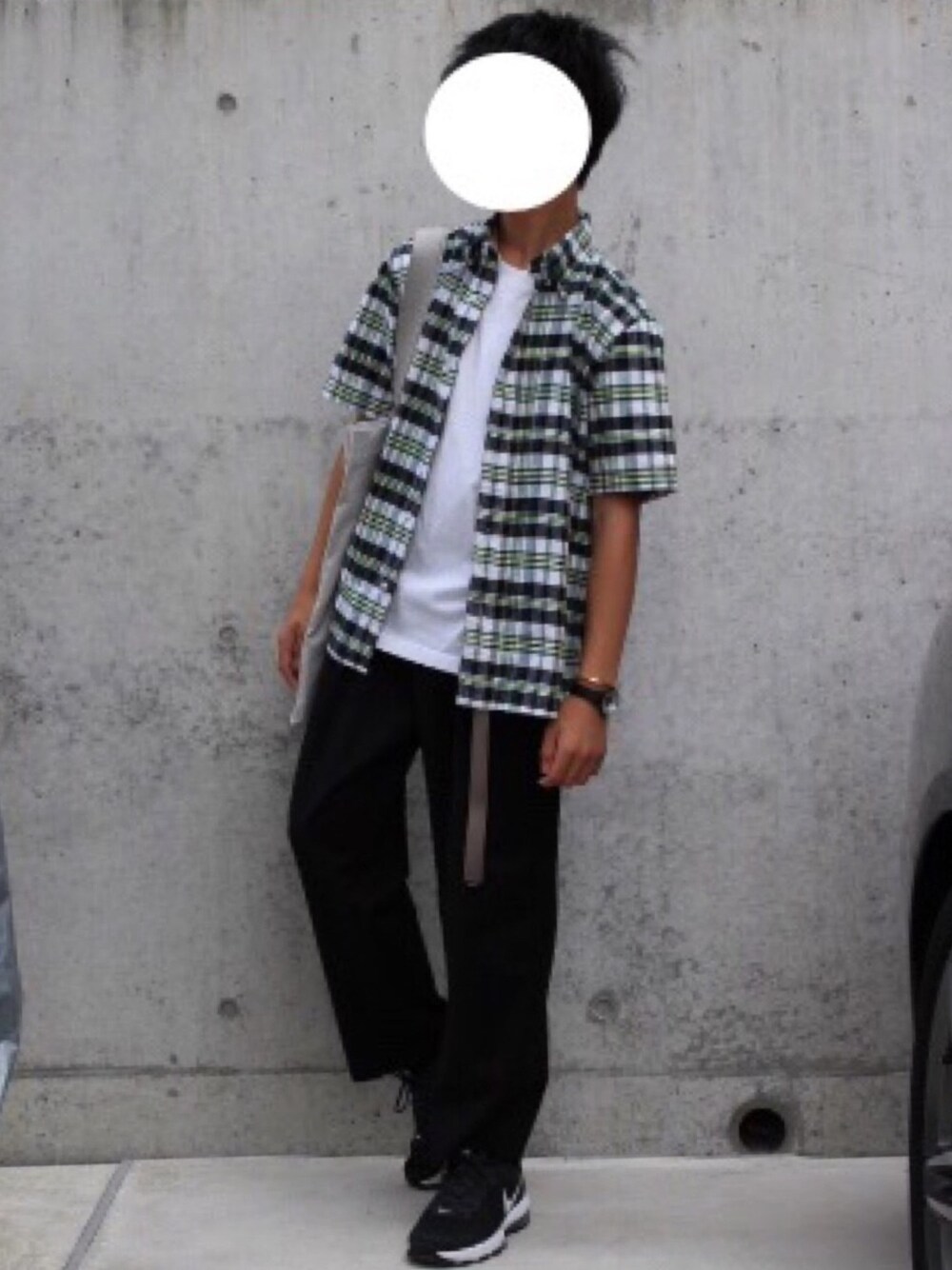 「カジュアル、スニーカー、ワイドパンツ、チェツクシャツ、ガチャベルト、トートバッグ、バングル、春、半袖シャツ、LIDnM」｜「coenのチェック半袖オックスボタンダウンシャツ（シャツ/ブラウス、グリーン系）」を使った、Fumiさん（メンズ・167cm）の春コーディネートの1枚目の写真
