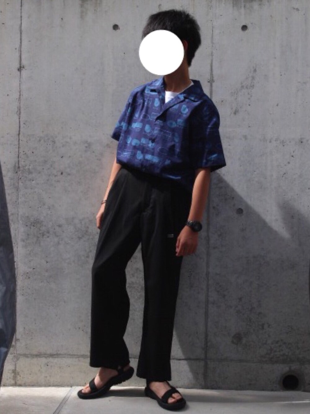 「タックイン、オープンカラーシャツ、ワイドパンツ、サンダル、バングル、春夏コーデ、リラックススタイル、半袖シャツ、シャツスタイル、GU」｜「TAKEO KIKUCHIの◆Blue Note Records(R)コラボ 総柄開襟シャツ（シャツ/ブラウス、ブルー系）」を使った、Fumiさん（メンズ・167cm）の春コーディネートの1枚目の写真
