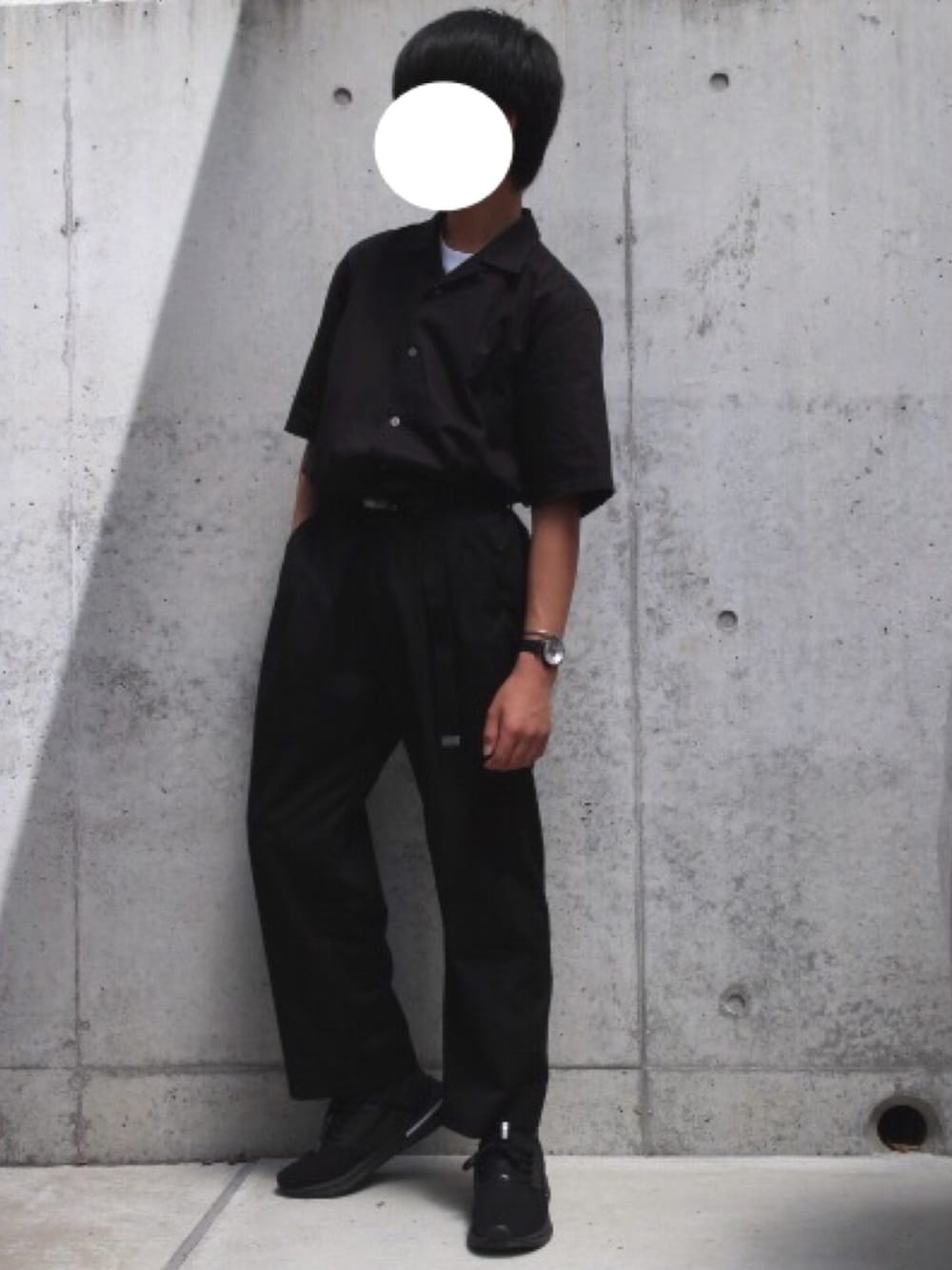 「モノトーン、LIDnM、タックイン、オープンカラーシャツ、夏、ワイドパンツ、ガチャベルト、黒、スニーカー」｜「UNIQLOのオープンカラーシャツ（半袖）（シャツ/ブラウス、ブラック系）」を使った、Fumiさん（メンズ・167cm）の春コーディネートの1枚目の写真