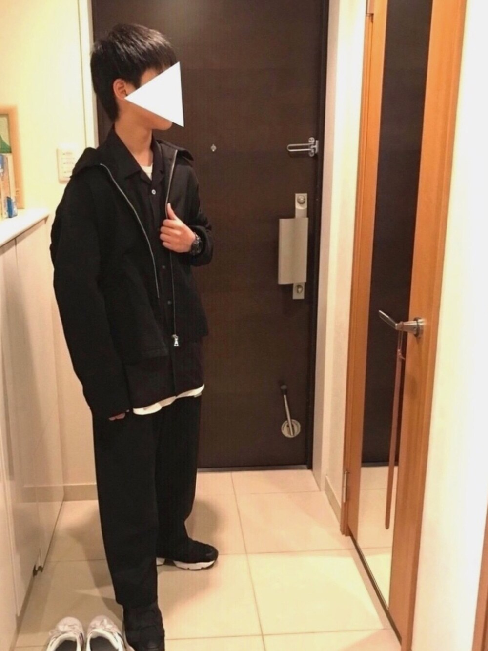 「シンプルコーデ、ビッグシルエット、モノトーン、モノトーンコーデ、ワイドパンツ、オープンカラーシャツ、レイヤードスタイル、スイングトップ、スニーカー、LIDnM」｜「HAREのカツラギドリズラー(HARE)（ブルゾン、ブラック系）」を使った、Fumiさん（メンズ・167cm）の春コーディネートの1枚目の写真