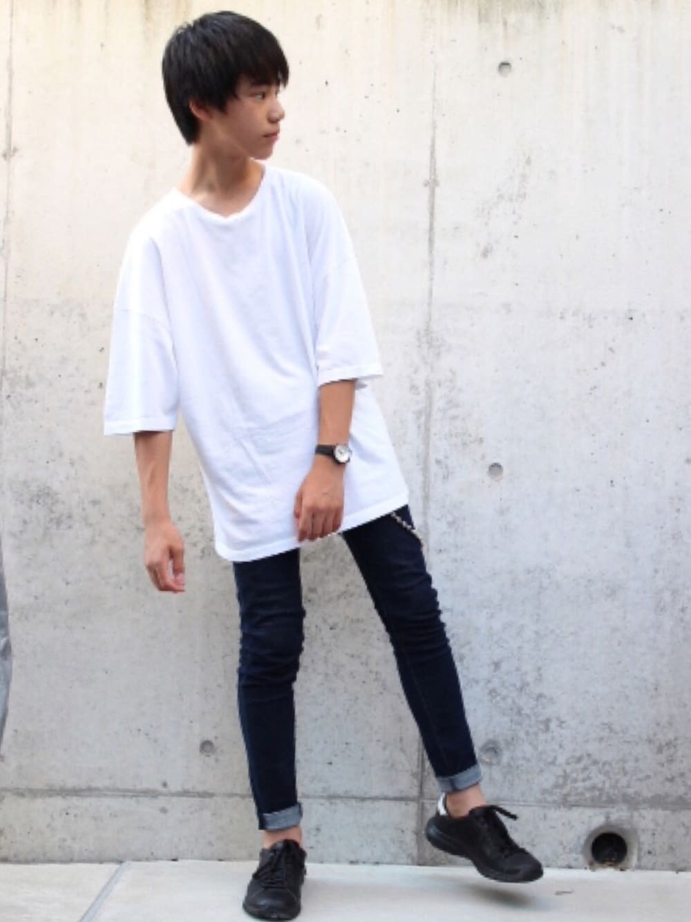 「シンプル、白Tシャツ、スキニーデニム、黒スニーカー、スニーカー、ロールアップ、ビッグT、夏コーデ、インディゴデニム、休日スタイル」｜「Bershkaのアイテム（Tシャツ/カットソー、ホワイト系）」を使った、Fumiさん（メンズ・167cm）の夏コーディネートの1枚目の写真